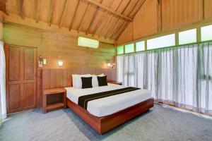 um quarto com uma cama em um quarto de madeira em OYO 95018 Anggrek Homestay Jogja Syariah em Timuran