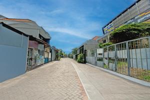 una calle vacía en una ciudad con edificios en OYO 95041 Griya Indah Homestay, en Djetak