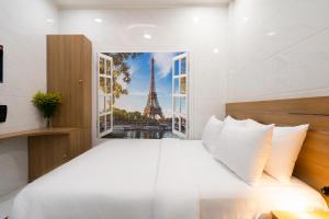 Lucky Star Hotel - Lê Thị Riêng في مدينة هوشي منه: غرفة نوم بيضاء مع إطلالة على برج إيفل