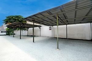 un grupo de sombrillas frente a un edificio en OYO 95041 Griya Indah Homestay, en Djetak 27 fotos más