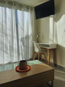 a living room with a table and a desk at Le cocon bleu, duplex cosy et lumineux in Précy-sur-Oise