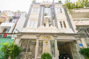 Lucky Star Hotel - Lê Thị Riêng في مدينة هوشي منه: مبنى امامه لافته للفندق