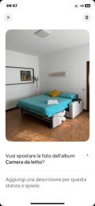 a bedroom with a bed in a room at Il rifugio del sole in Barasso