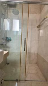 Ένα μπάνιο στο Moses Home +4 φωτογραφίες