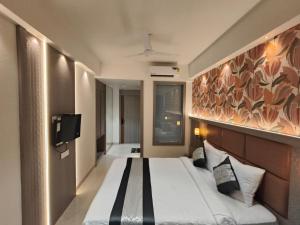 een hotelkamer met een bed en een tv bij Hotel Melody Boutique Thane in Thane +23 foto's
