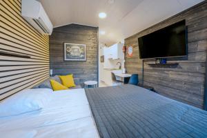 En eller flere senge i et værelse på Holiday Village Rakkaranta