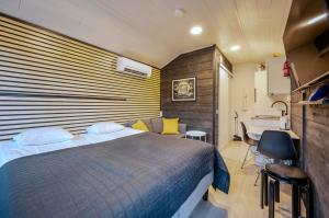 En eller flere senge i et værelse på Holiday Village Rakkaranta