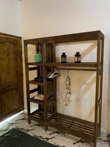 una mensola in legno in un angolo di una stanza di Rayan stay 1 a Dahab