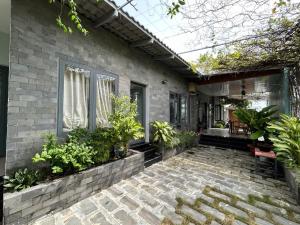 a patio of a house with plants at Nghi Homestay Phan Rang in Bắc Sớn