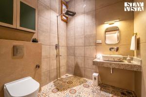 StayVista at Arches and Aura with Terrace, Meals في ماثورا: حمام مع مرحاض ومغسلة +24 صورة