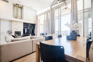 Χώρος καθιστικού στο Harbours Edge - Stylish 3Bedroom Penthouse with Hot Tub, Fireplace & Mountain Views