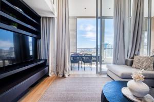 Χώρος καθιστικού στο Harbours Edge - Stylish 3Bedroom Penthouse with Hot Tub, Fireplace & Mountain Views