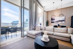 Χώρος καθιστικού στο Harbours Edge - Stylish 3Bedroom Penthouse with Hot Tub, Fireplace & Mountain Views