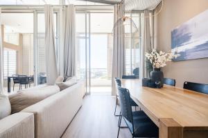 Χώρος καθιστικού στο Harbours Edge - Stylish 3Bedroom Penthouse with Hot Tub, Fireplace & Mountain Views +39 φωτογραφίες