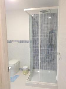 een badkamer met douche en toilet bij Ginetta 2 - Prosecco Hills Holidays in Miane +11 foto's