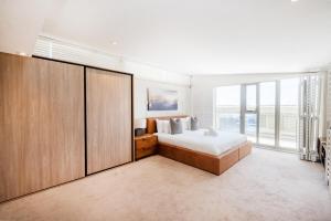 Ένα ή περισσότερα κρεβάτια σε δωμάτιο στο Harbours Edge - Stylish 3Bedroom Penthouse with Hot Tub, Fireplace & Mountain Views