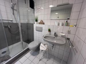 O baie la Ferienwohnung Karma +16 fotografii