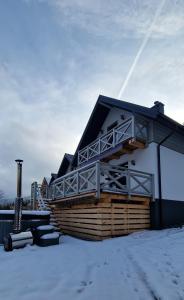 RopaTu Jest Pięknie的雪地中的一座建筑,设有滑雪缆车