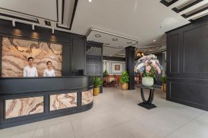 Un vestíbulo con un gran cuadro de dos personas. en Royal Hotel & Spa, en Ðồng Ky