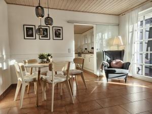 特希尔Skipper Asterix Greetsiel für max. 4 Personen - Haustiere herzlich willkommen, direkt am Hafen的厨房兼餐厅，配有桌椅