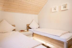 Ένα ή περισσότερα κρεβάτια σε δωμάτιο στο Fischerliesel Greetsiel für bis zu 4 Personen mit Kaminofen und Whirlpool - Haustiere herzlich willkommen, direkt am Hafen