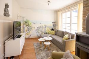 特希尔Hafennest Greetsiel für bis zu 4 Personen - direkt am Hafen - Haustiere herzlich willkommen的客厅里有一张沙发和一台电视