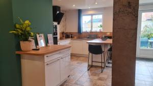 Η κουζίνα ή μικρή κουζίνα στο Domaine des Gites du Nord - L'Intemporel - 4 à 5 chambres entre Lille, Arras et La Belgique