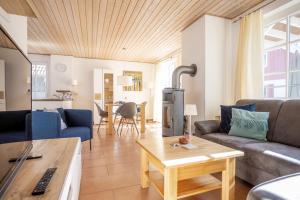 a living room with a couch and a table at Seemannsgarn Greetsiel - tolle Erdgeschosswohnung mit Kaminofen für bis zu 4 Personen - Haustiere herzlich willkommen in Greetsiel