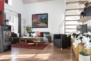 特希尔Schwalbennest Greetsiel für bis zu 6 Personen mit Kaminofen, Whirlpool und Sauna - Haustiere herzlich willkommen, nah am Hafen的带沙发和咖啡桌的客厅 更多14张照片