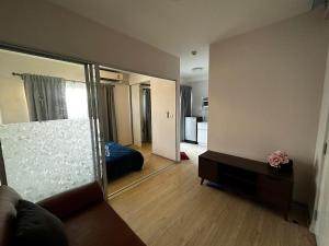 een kamer met een spiegel, een bed en een bank bij Plum condo Bang-yai station in Nonthaburi +13 foto's