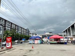 een parkeerplaats met tenten op een parkeerplaats bij Plum condo Bang-yai station in Nonthaburi