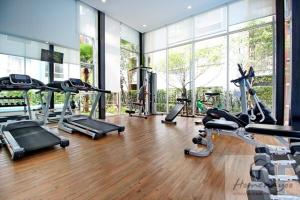 een sportschool met verschillende loopbanden en crosstrainers bij Plum condo Bang-yai station in Nonthaburi