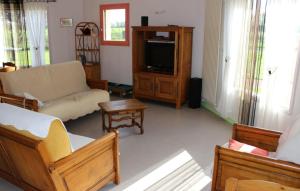 朗德蒙特Gîte Isatis的客厅里有一张沙发和一台电视