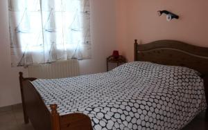 朗德蒙特Gîte Isatis的卧室里有一张床，床铺着白色的被子