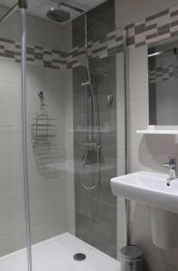 朗德蒙特Gîte Isatis的浴室配有淋浴和洗手池