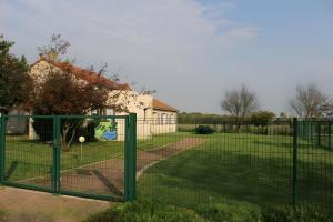 朗德蒙特Gîte Isatis的院子里的栅栏上放着一个网球