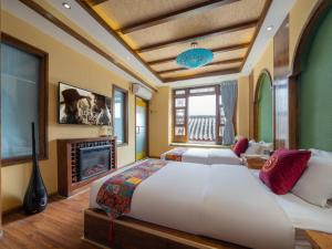 Una cama o camas en una habitación de Hidden Mountain Boutique Scenic Inn