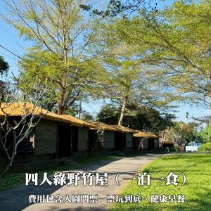 ein Gebäude mit chinesischer Schrift an der Seite in der Unterkunft 海盜村Pirate in Zhushan