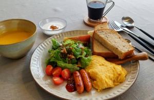 un plato de desayuno con huevos tostados y verduras en Haiji, en Shizukuishi