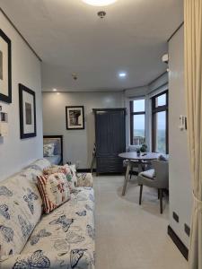 Un lugar para sentarse en Penny's Pine View Place at Crosswinds Tagaytay