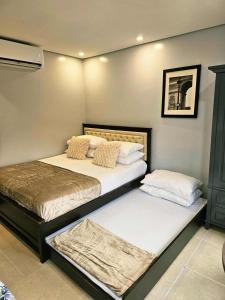 Una cama o camas en una habitación de Penny's Pine View Place at Crosswinds Tagaytay