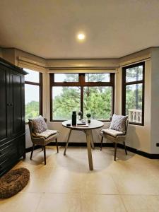 Un lugar para sentarse en Penny's Pine View Place at Crosswinds Tagaytay