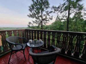 Un balcón o terraza en Penny's Pine View Place at Crosswinds Tagaytay