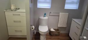 ein Badezimmer mit einer weißen Toilette und einem Waschbecken in der Unterkunft Storms River Peak Accommodation in Stormsrivier + 63 Fotos