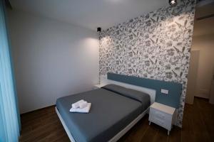 San Costantino CalabroL'eden di Nicolas的一间卧室配有一张蓝色的床,上面有毛巾