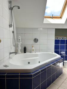 O baie la A luxury seaside vacation villa located in a quiet and upscale neighborhood +15 fotografii