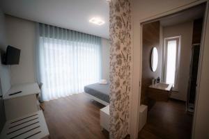 San Costantino CalabroL'eden di Nicolas的带床、水槽和镜子的卧室