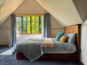 Un pat sau paturi într-o cameră la A luxury seaside vacation villa located in a quiet and upscale neighborhood