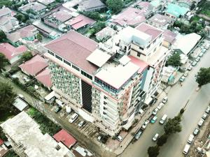 una vista dall'alto di un edificio in una città di Sarem International Hotel & Spa ad Addis Abeba