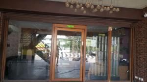 una vetrina con porte in vetro in un edificio in mattoni di Hotel Crossway a Chennai